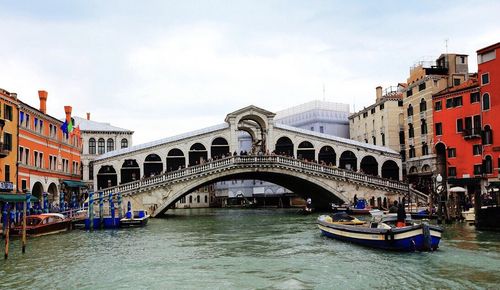 威尼斯里亚托桥娱乐项目（威尼斯里亚托桥图片）